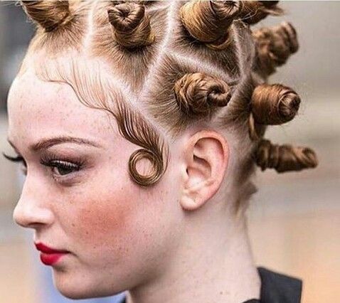 Maquillaje o peinado fuera de contexto