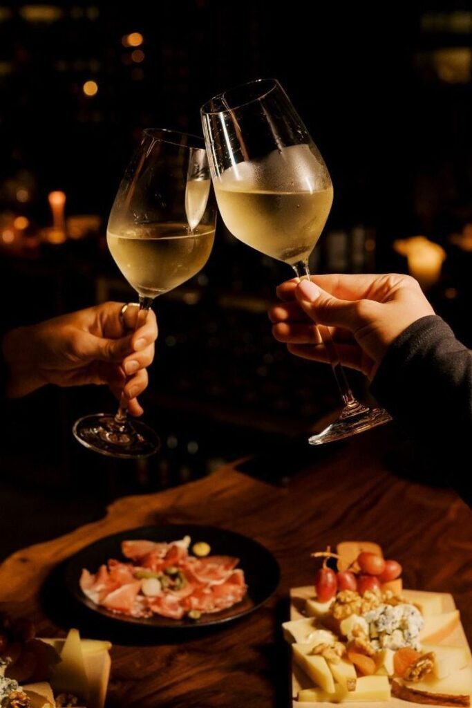 Vino, café y piel: ¿cuánto afectan de verdad a tu rostro?