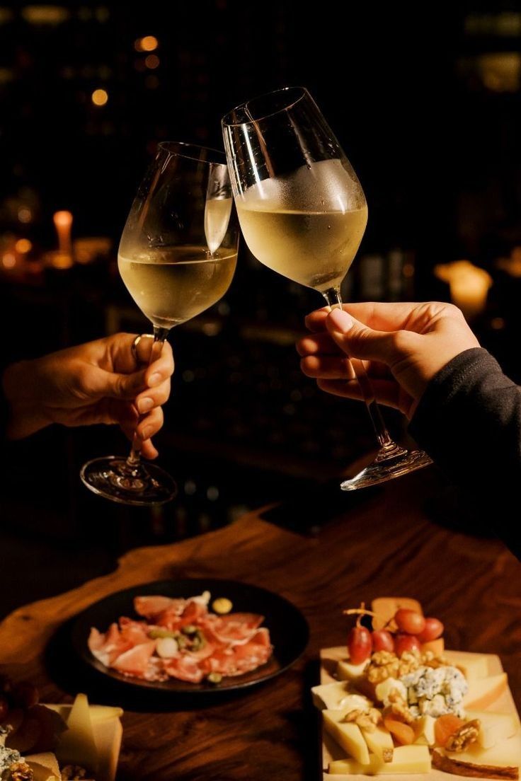 Vino, café y piel: ¿cuánto afectan de verdad a tu rostro?