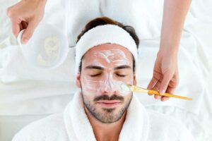 Tratamientos faciales que sí funcionan en hombres