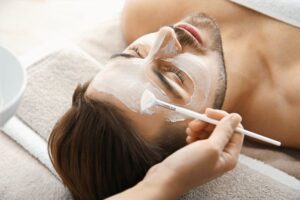 Tratamientos faciales que sí funcionan en hombres