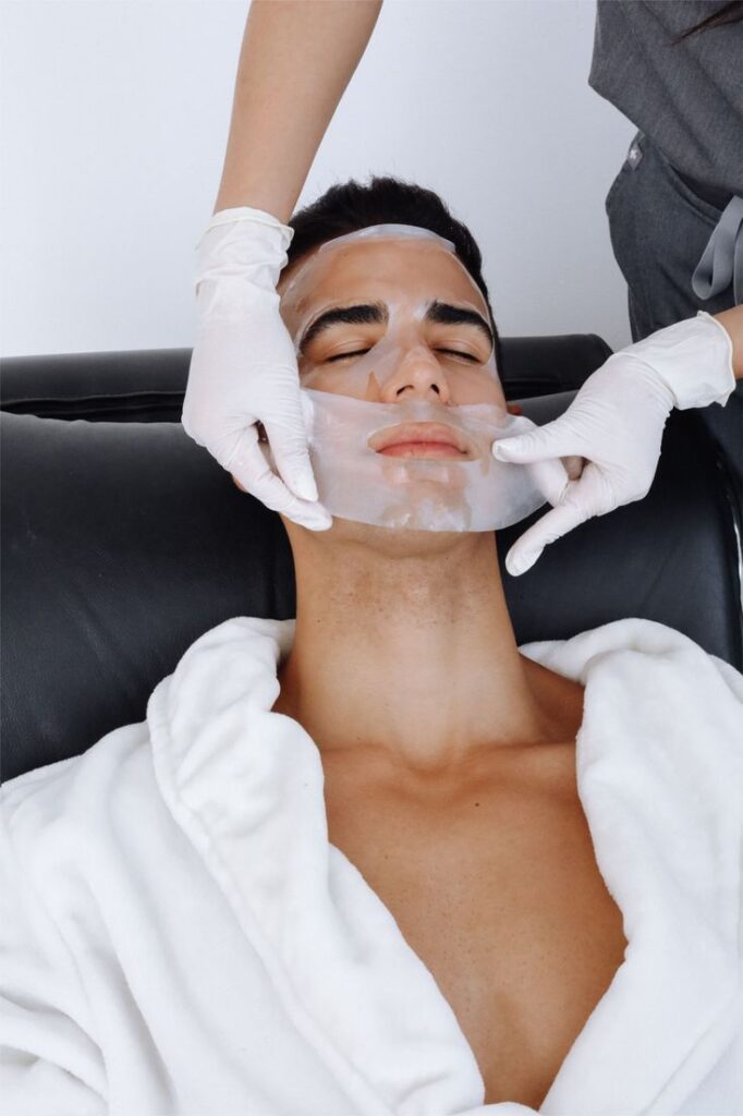 Tratamientos faciales que sí funcionan en hombres