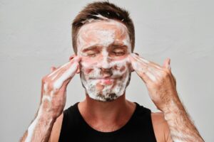 Además de tener buenos hábitos, existen otros factores biológicos que hacen que la piel masculina envejezca diferente.